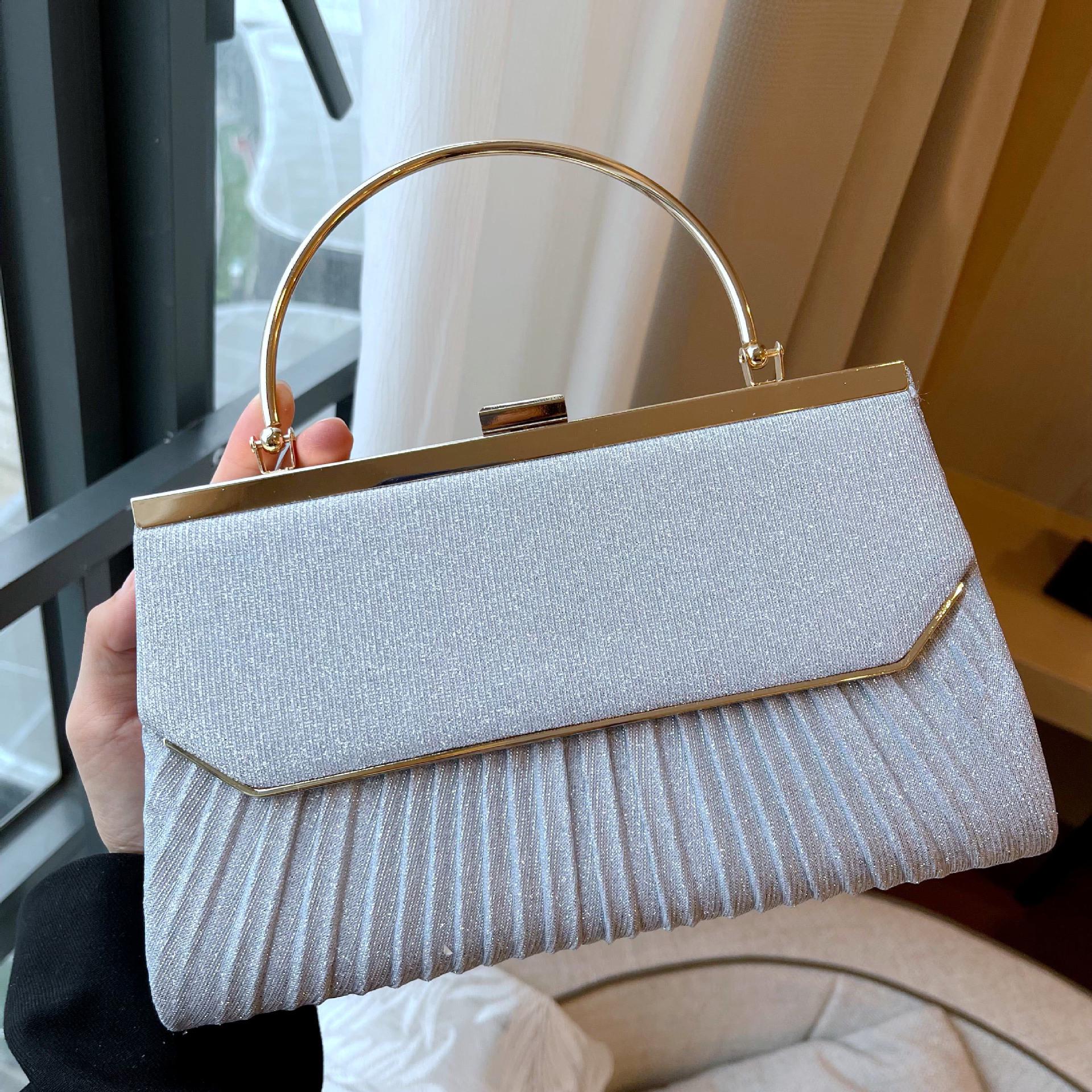 

Фактурный плиссированный вечерний клатч – универсальная маленькая сумочка для банкетов и вечеринок серебряный