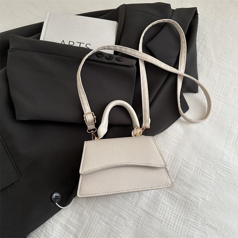 Fashion bag women's 2025 spring new trend fashion shoulder bag simple casual messenger bag solid color temperament bag