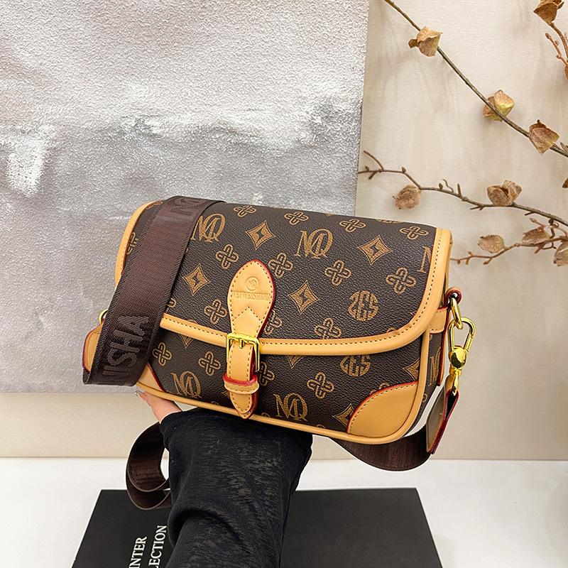 High Sense Retro Fashion Small Square Bag Women's New Versatile Shoulder Messenger Bag Niche Commuter Bag