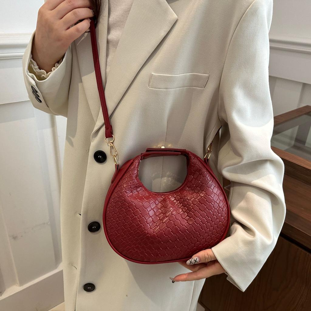 Simple casual trend foreign style crescent bag retro portable shoulder summer fashion messenger bag bag