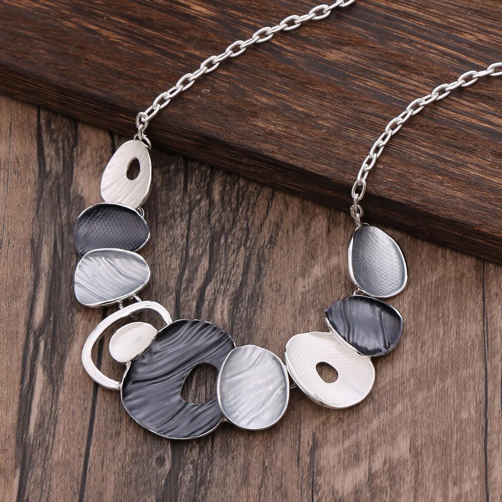 Pendentif long fleur géométrique creuse couleur émail, pendentif collier polyvalent en forme de cœur pour femme à sens élevé