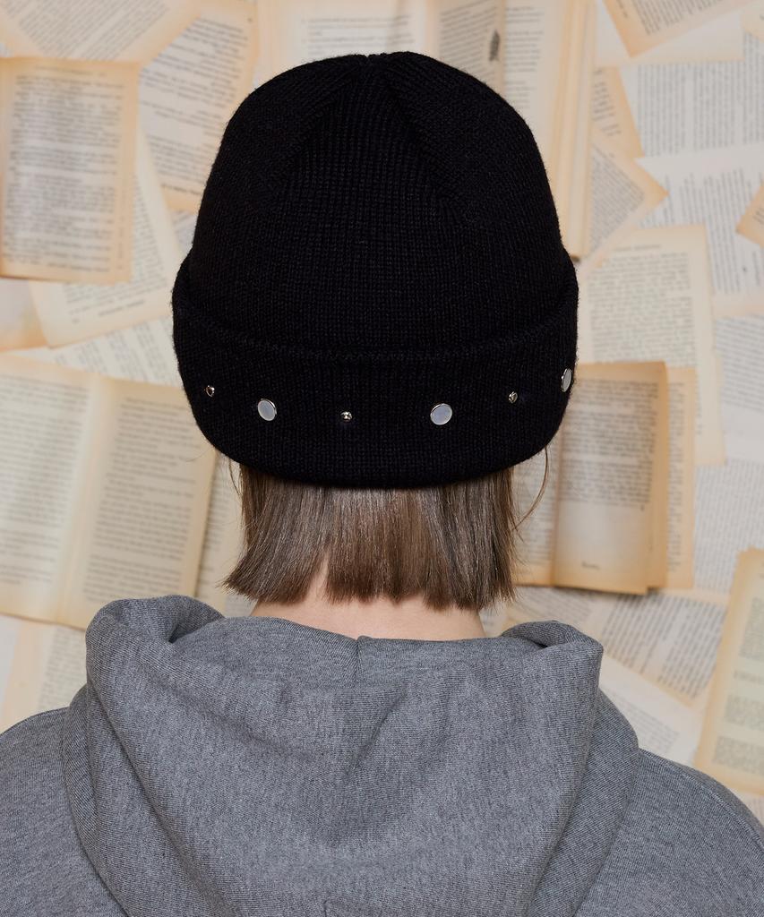 UNALLOYED Logo Studded Beanie / Black