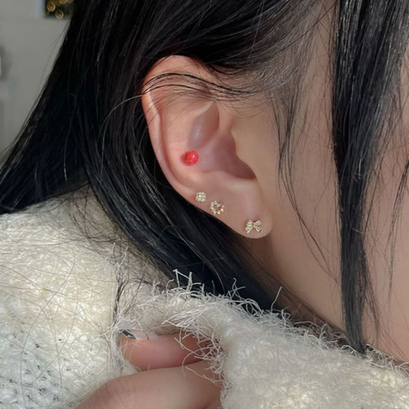 Youngglow 14k Snowball Cubic Piercing