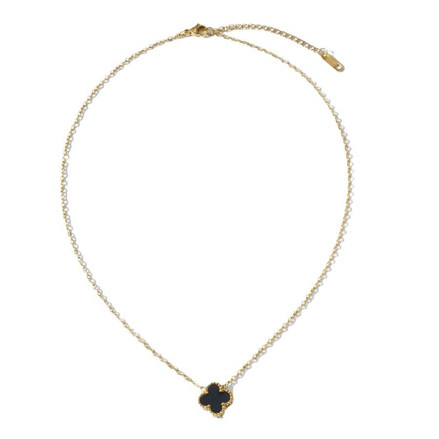 Zestaw biżuterii z czterolistną koniczyną: Naszyjnik, bransoletka, kolczyki, pierścionek – eklektyczna i wszechstronna moda