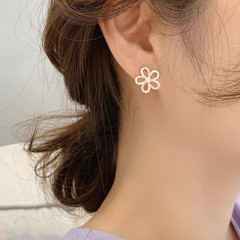 Hollow 3D Small Flower Earrings Women's Light Luxury High-end Temperament Super Fairy Back-to-school Ambience Fashion Versatile Daily Jewelry