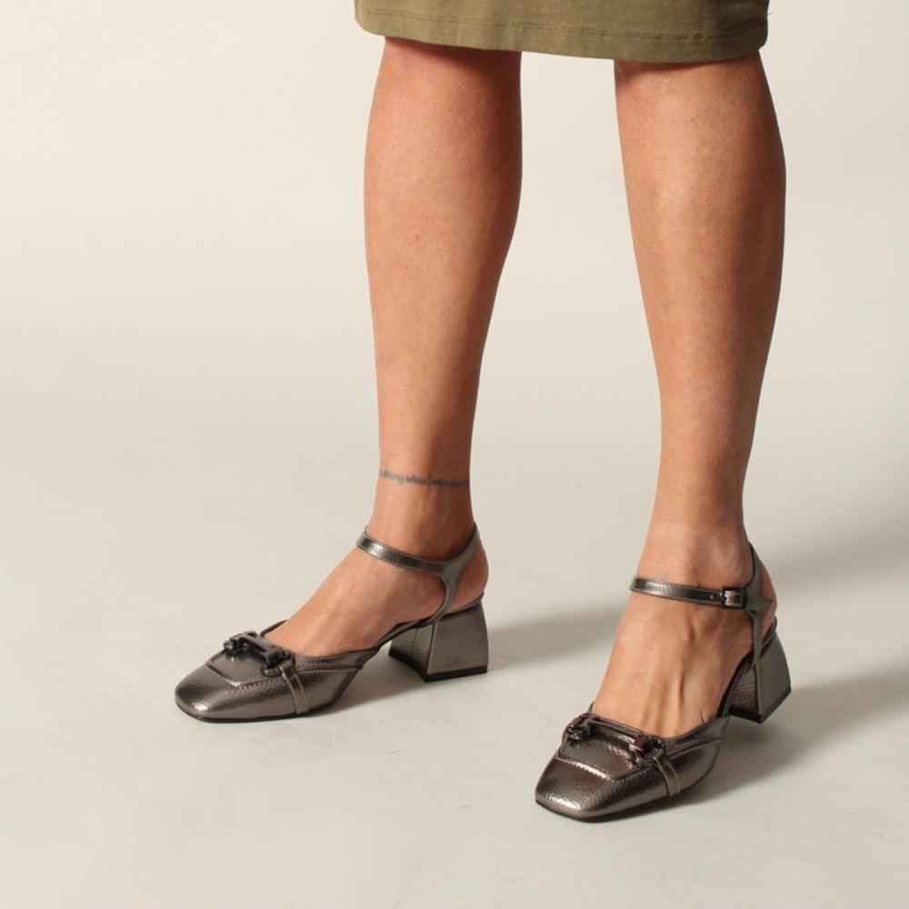 

Платиновые женские классические туфли на каблуке из мятой лакированной кожи 38 платиновый