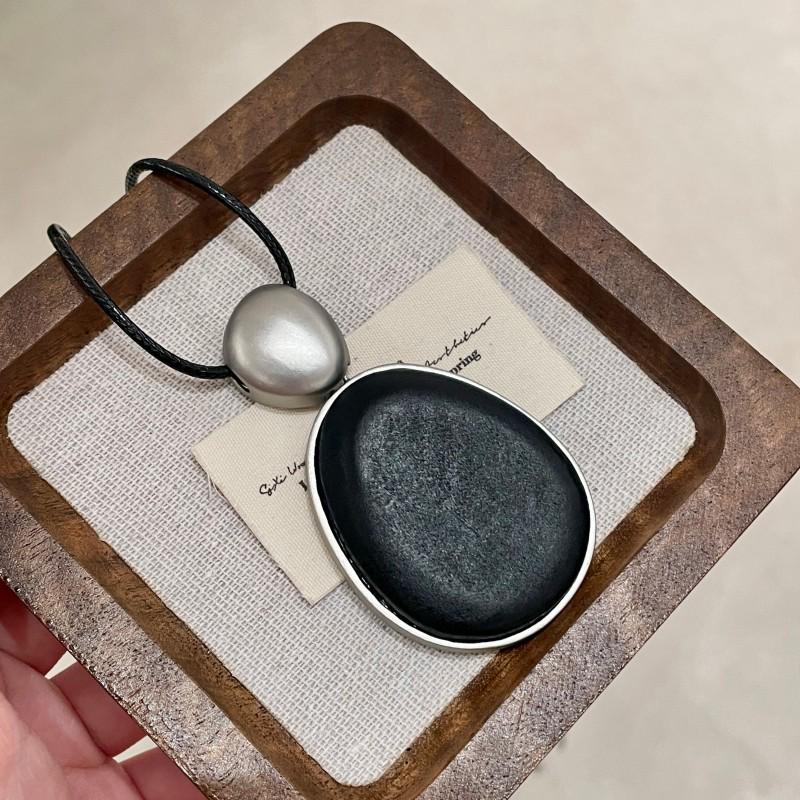 Black Wooden Oval Necklace for Women – Luxury Chinese-Style Design with Metal Accents