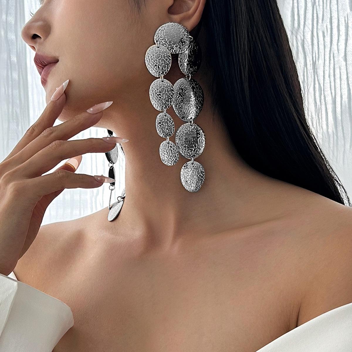 

Аксессуары, подчеркнутая индивидуальность, длинная бахрома-подвеска, колье, женское, нишевое металлическое колье с чеканкой и неровностями.