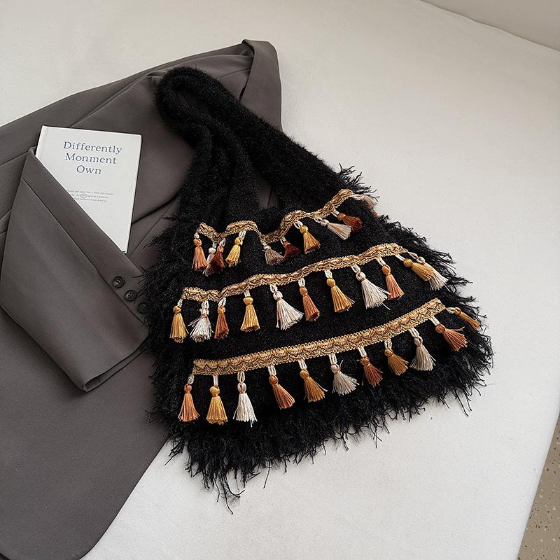 Large Capacity Fashion Ethnic Style Fringed Leisure Bag 2025 Autumn New Single Shoulder High Value Fashionable Simple Tote Bag