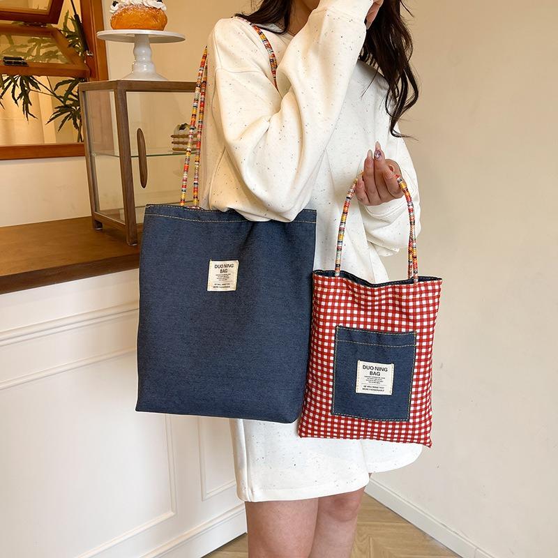 A nova bolsa jeans positiva e negativa é bonita, casual, simples e leve, bolsa de ombro axilar e sacola tote portátil.