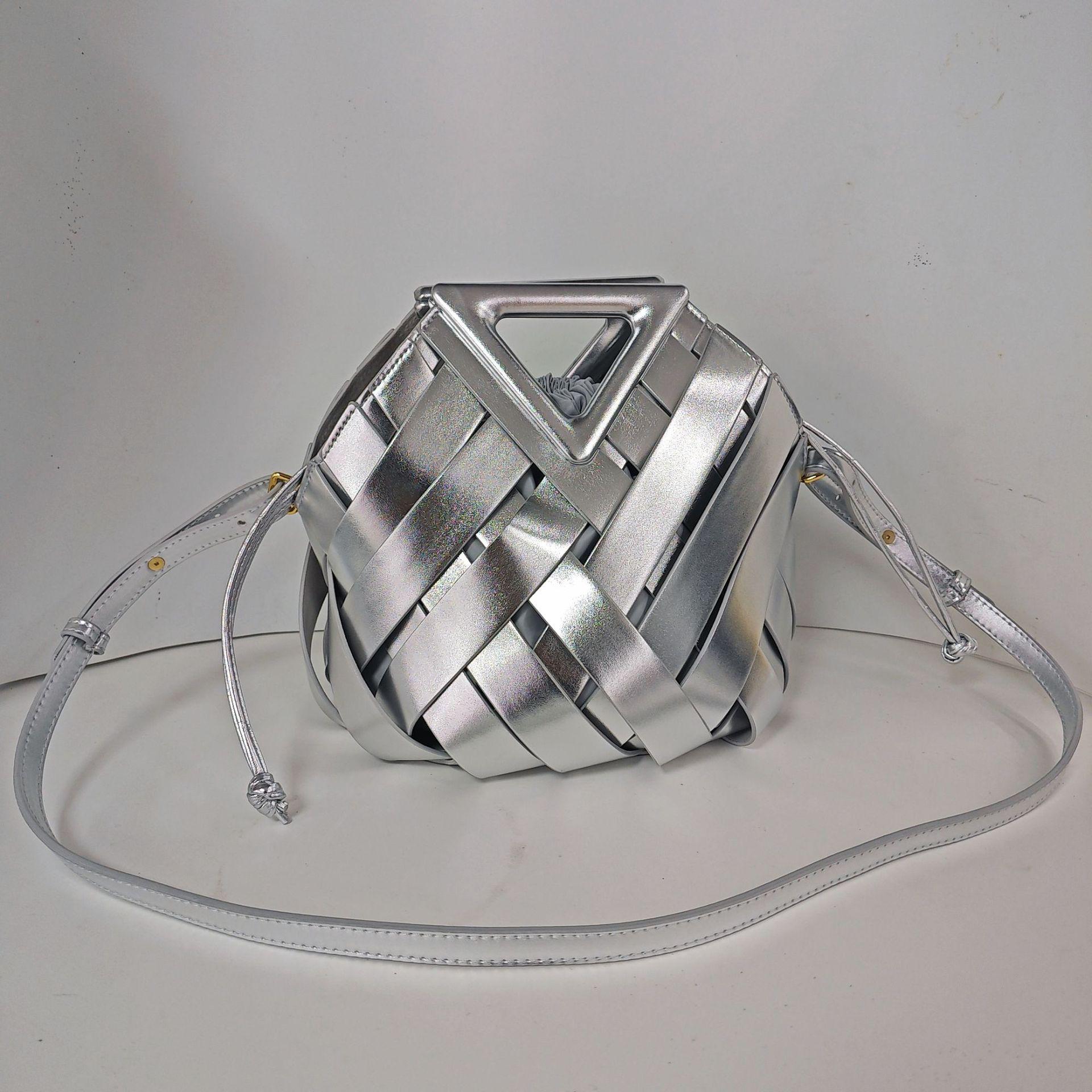 

«Женская плетеная сумка в форме перевернутого треугольника 2024 года — нишевый дизайн и мода высокого класса» 25 x 21 x 25 cm серебряный