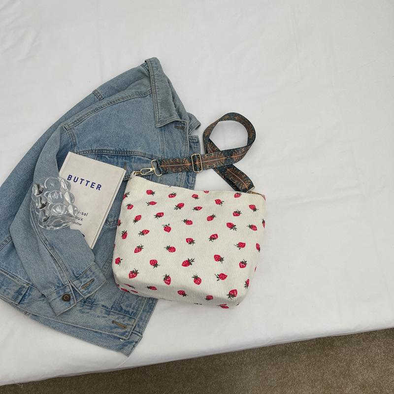 Personalized Fashionable One-shoulder Tote Bag New Beautiful Simple Strawberry Pattern Casual Summer Student Shoulder Bag