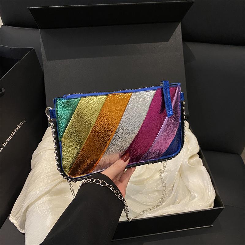 

Ранней весной новая радужная полоска контрастного цвета, модный дизайн, сумка-мессенджер на плечо с цепочкой синий