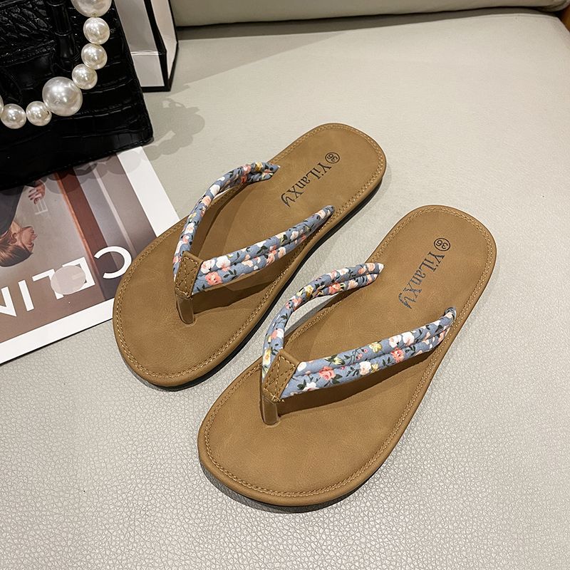 Nouvelle mode d'été vêtements d'extérieur polyvalents clip pour pied talon plat tongs pour femmes antidérapantes fond plat plage cool pantoufles