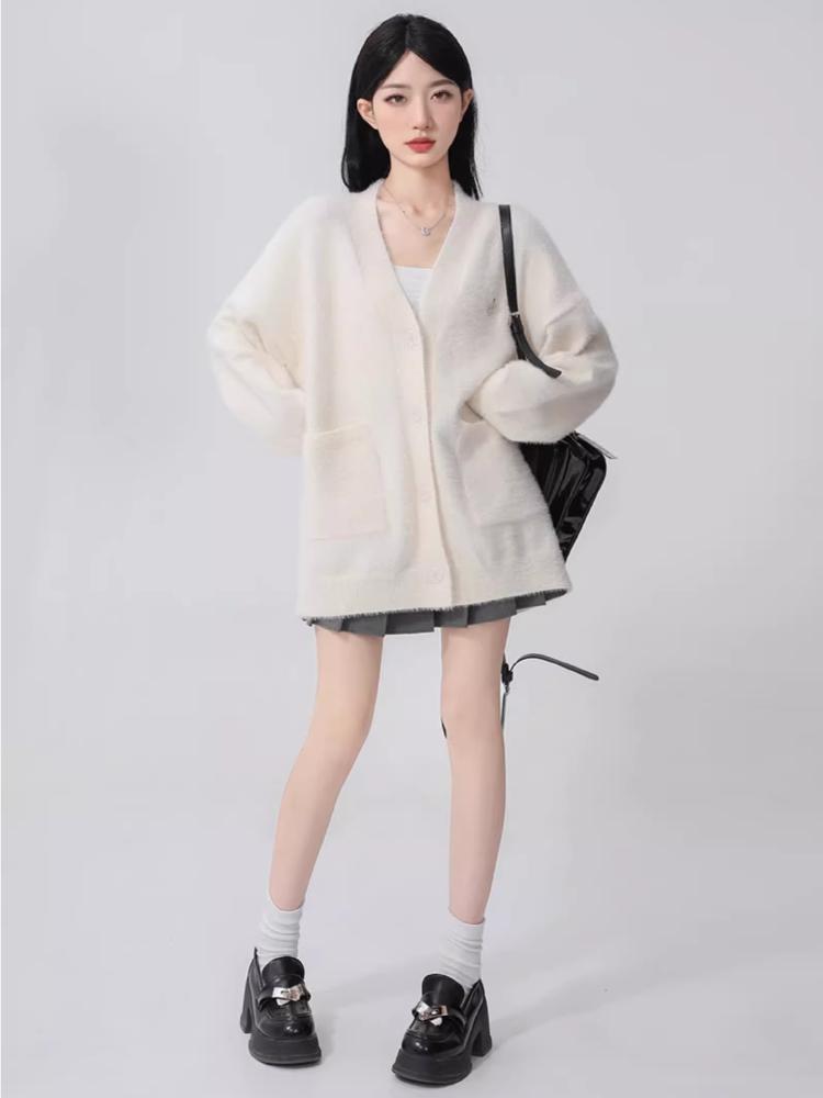 Szary jesienno-zimowy dzianinowy kardigan damski luźny, miękki i elastyczny sweter w stylu casualowym z kołnierzykiem w serek