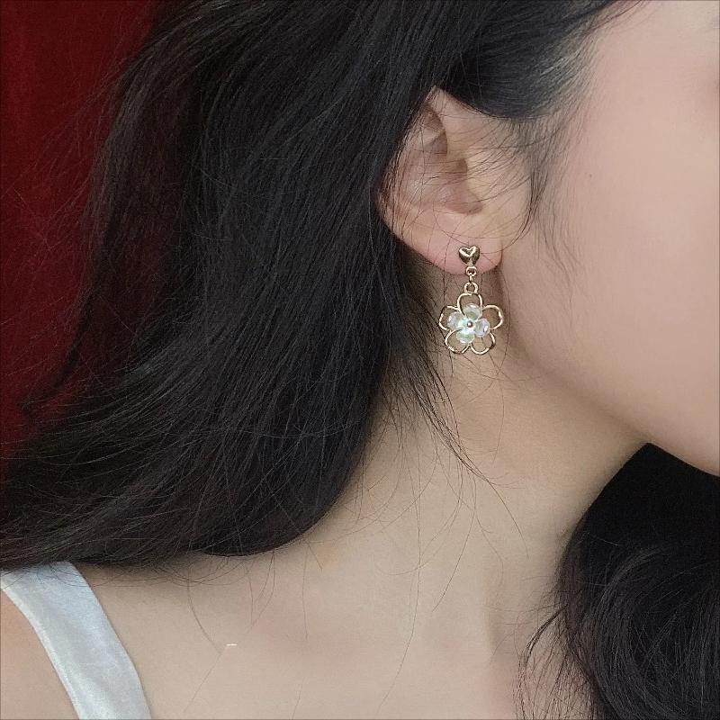 French White Petal Flower Clip On Earrings Simple Elegant Non Pierced Ear Clips For Women And Girls