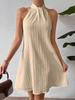 Abito da donna con drappeggio e halterneck, gonna incrociata plissettata, collezione Primavera/Estate 2025
