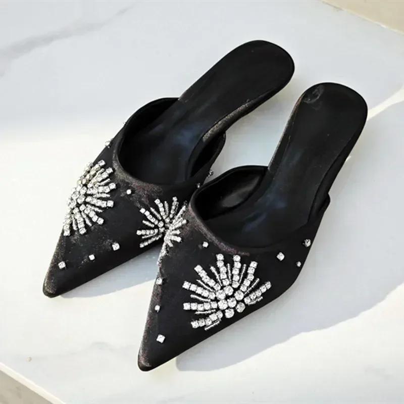 Fashion Fashion Satin Rhinestone Decoration Slide Sandals Women Sexy Pointed Toe Comfort Women Slippers Deluxe Designer Mules Loafers