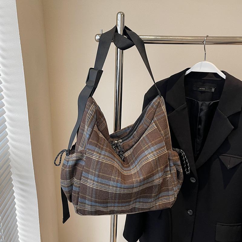 

2025 autumn and winter large-capacity retro underarm bag casual fashion simple retro class plaid niche tote bag темно-коричневого