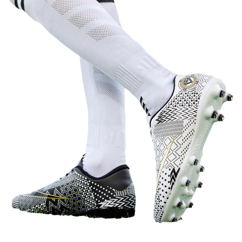 Zhenzu Unisex TPU Long Spike Low-Top Football Training Shoes, Mandarin Duck Black and White.