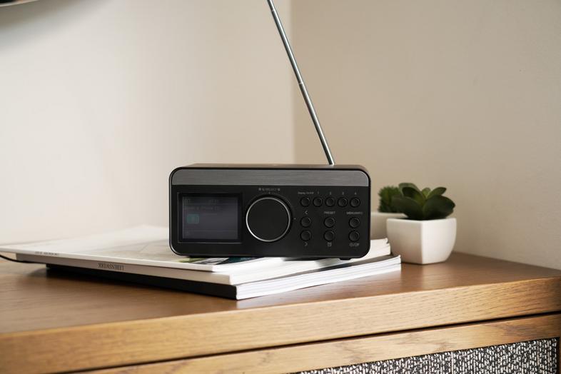 Peaq Pcr 540 Dab+ Clock Radio with Wireless Charging