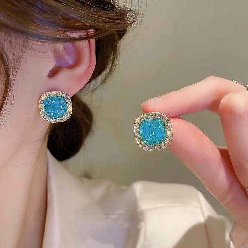 Stylish and simple square high-end stud earrings, women's geometric versatile temperament earrings, elegant and atmospheric earrings.