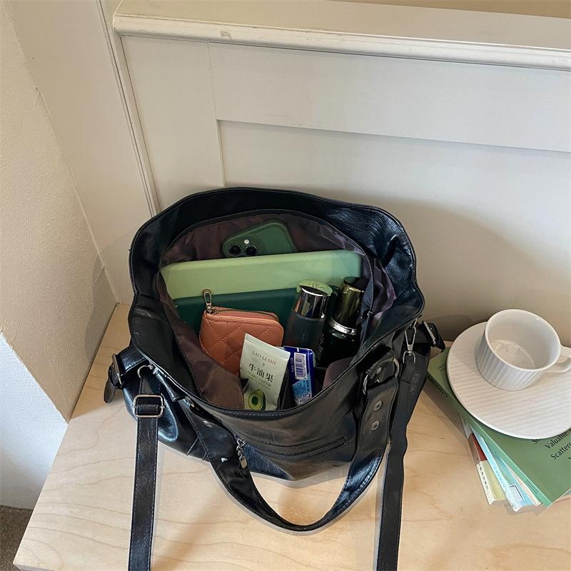Borsa a Spalla Hobo Morbida in PU Sgualcita con Tracolla Regolabile e Borchie Metalliche Borsa a Mano Casual da Spalla per Donna