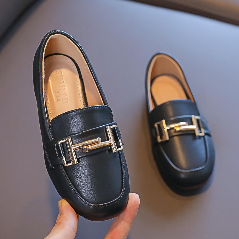 Neue Kinder-Einzelschuhe mit weicher Sohle