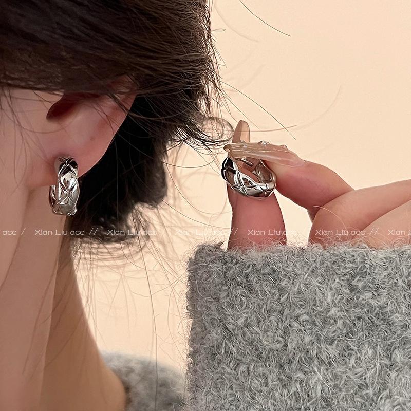 

Silver metal rhombus plain ring earrings light luxury high sense retro temperament earrings niche design autumn and winter earrings срібний
