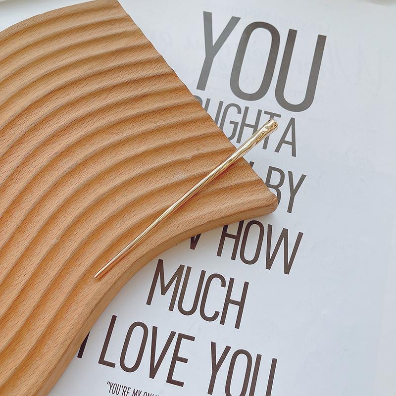 

Нерегулярна художня металева шпилька - новий аксесуар для пучок у корейському стилі