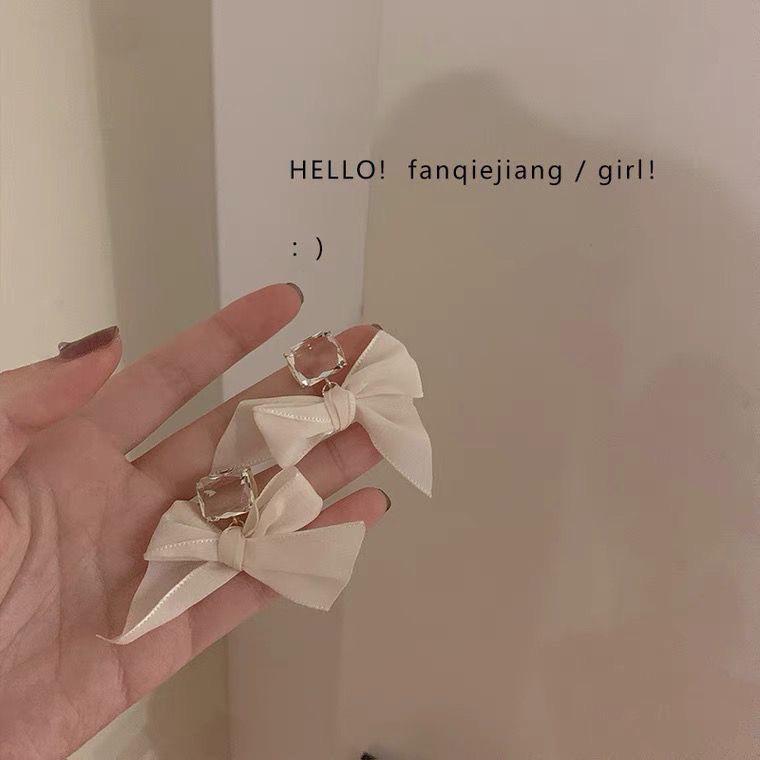 Koreanske Beige Øredobber med Krystallsløyfe: Chiffonstoff, Rhinestone, 925 Sølvnål