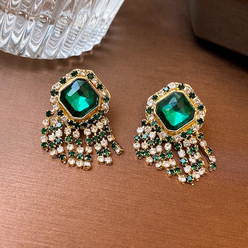 Vintage Pearl Round Earrings: Retro, Versatile High-End Studs with Fashionable Design and Elegant Temperament.