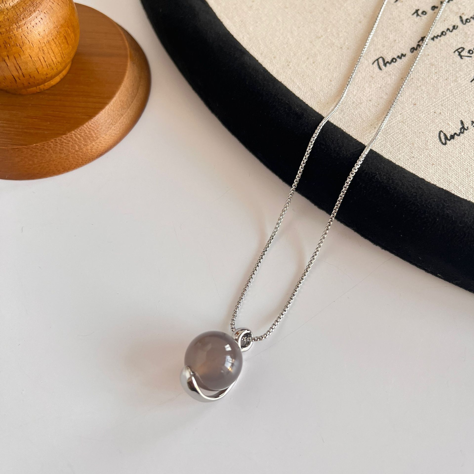 

Новое китайское красное агатовое ожерелье для женщин, нишевый дизайн, высококачественная серая ключичная цепочка, цепочка для свитера, кулон, новый продукт