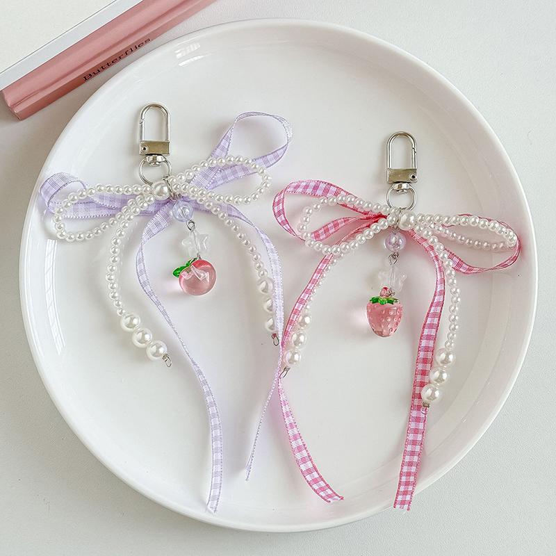 Süßer karierter Schlüsselanhänger mit Erdbeer-Charm, Schleife, Perle, Handy-Anhänger, Schmuck für Mädchen, Frauen, Geschenk, Taschen-Dekoration