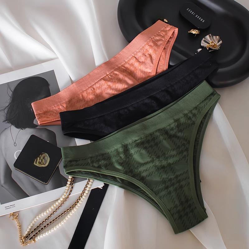 Large Seamless Underwear for Women Breathable Skin Friendly Comfortable Low Waist Briefs Sports Fitness No Trace High Slit Triangle Panties