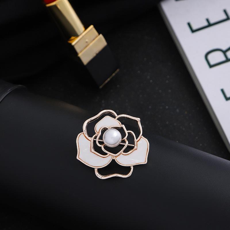 Luxury Animal-Themed Corsage: Elegant Holiday Gift for Women