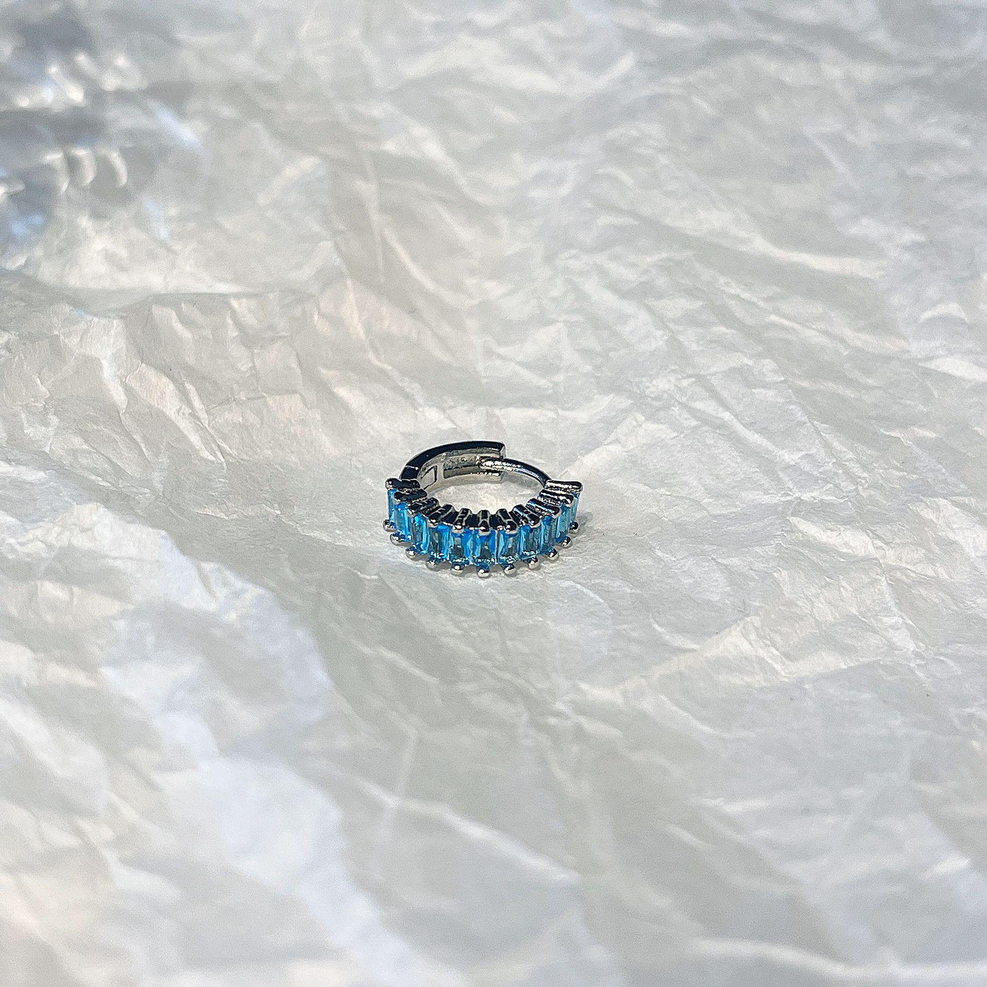 

Серьги-гвоздики King Bomb Blue Zircon спиральной формы: Элегантный, универсальный, нишевый дизайн для женщин.