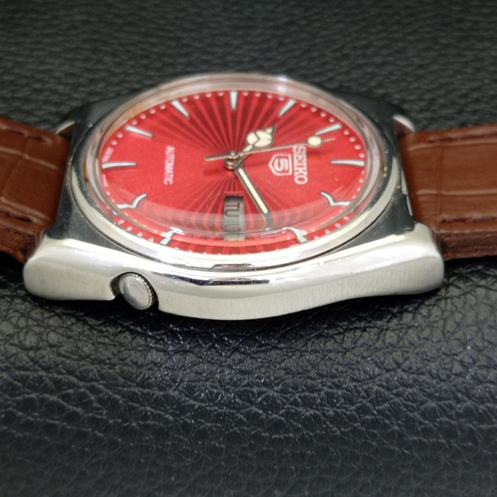 AUTOMATIC VINTAGE SEIKO 5 JAPAN 7009A MENS RED COLOR DIAL WATCH A701244-5 R206a-a701244