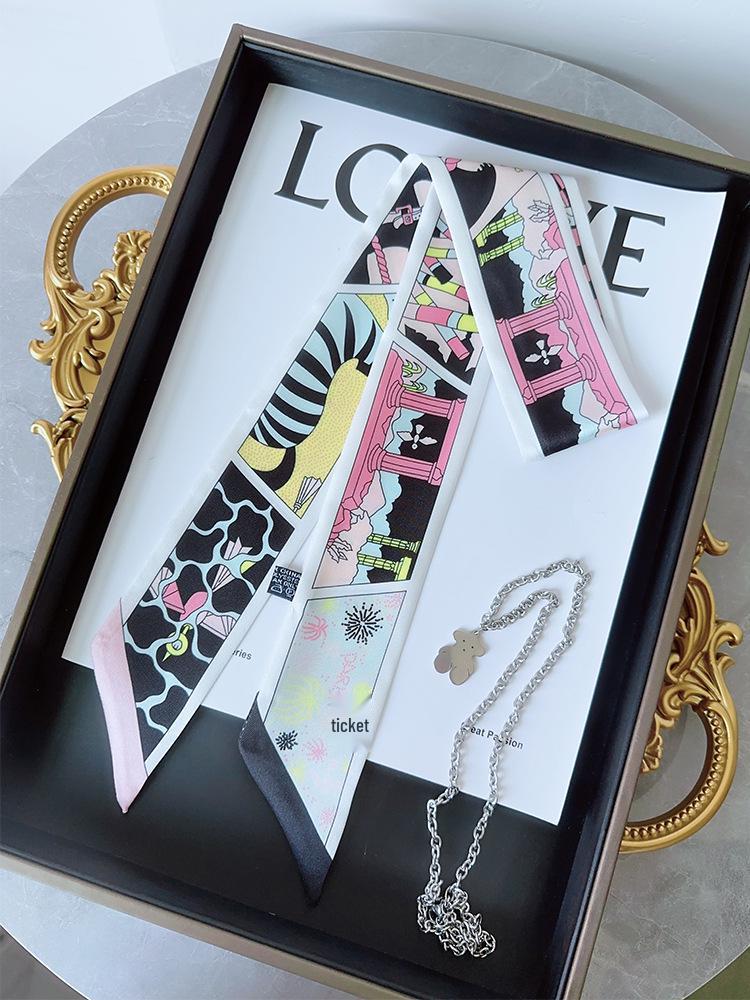 Ozdoba uchwytu torebki w postaci wstążki