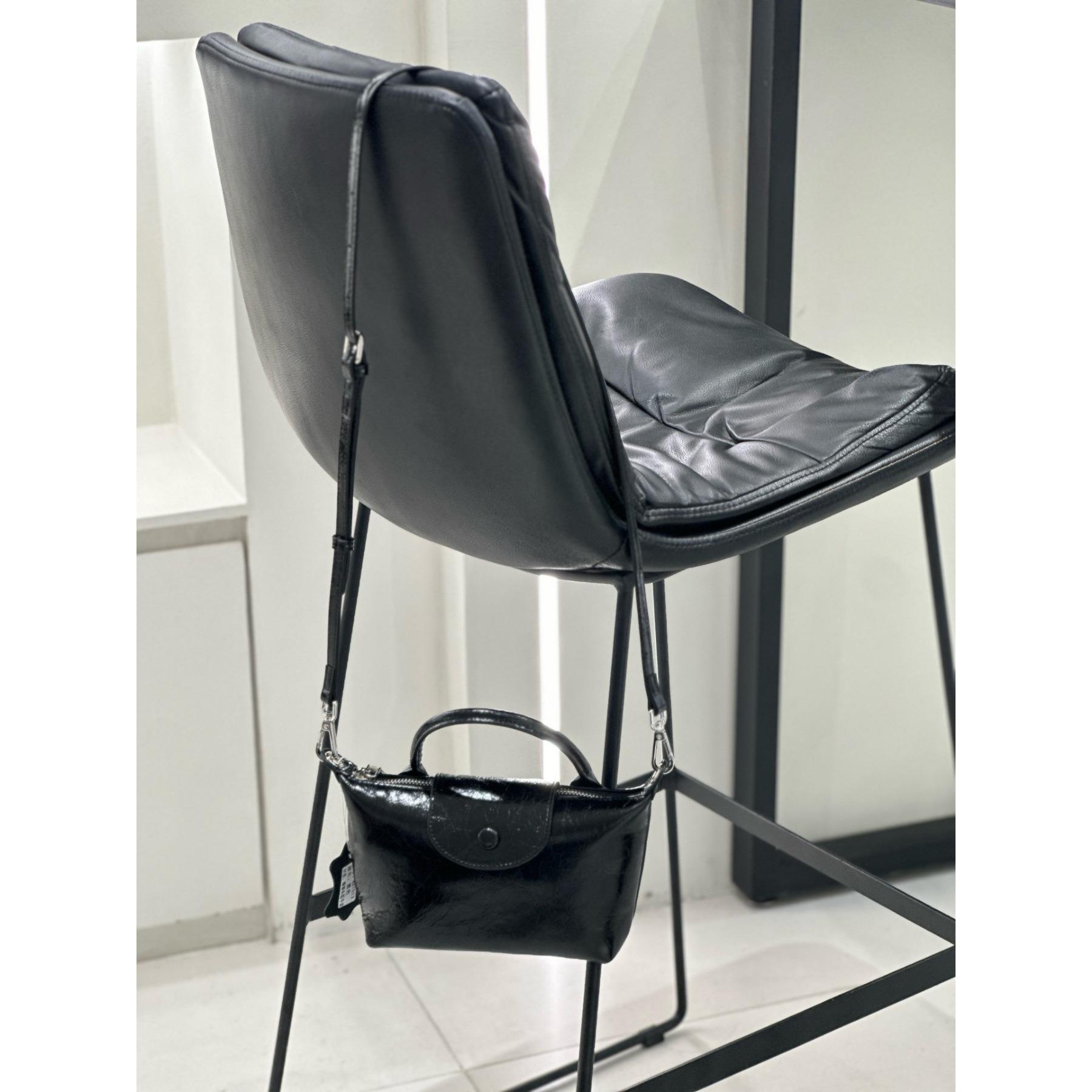 

Женская сумка через плечо из коровьей кожи, универсальная женская сумка-мессенджер, маленькая, свежая, модная, простая и практичная мягкая кожаная сумка чёрный