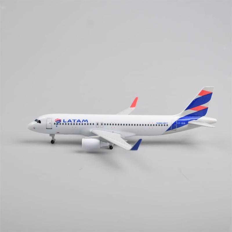 

Латам Чили 20СМ Сплав Металл 320 А320 Авиалинии Литой Модель Самолета Колеса Шасси Модель Самолета Подарок для Украшения Кофе