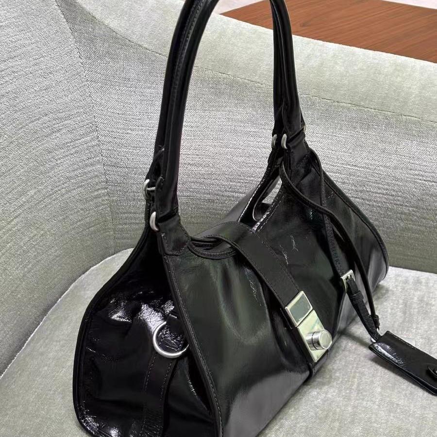 

Средняя и новая древняя большая вместимость легкая роскошь высокий класс треугольная сумка под мышкой из мягкой кожи