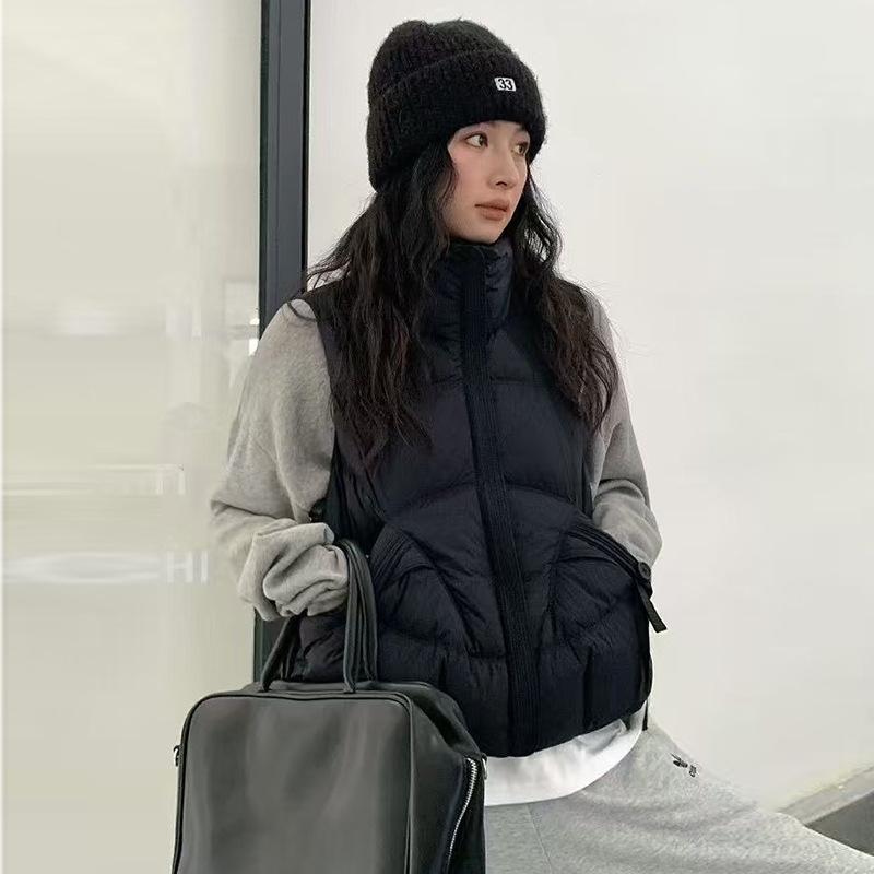 

Женский короткий пуховый жилет 2025 осень и зима новая мода зарубежный стиль жилет на бретелях приталенный жилет тренд S чёрный