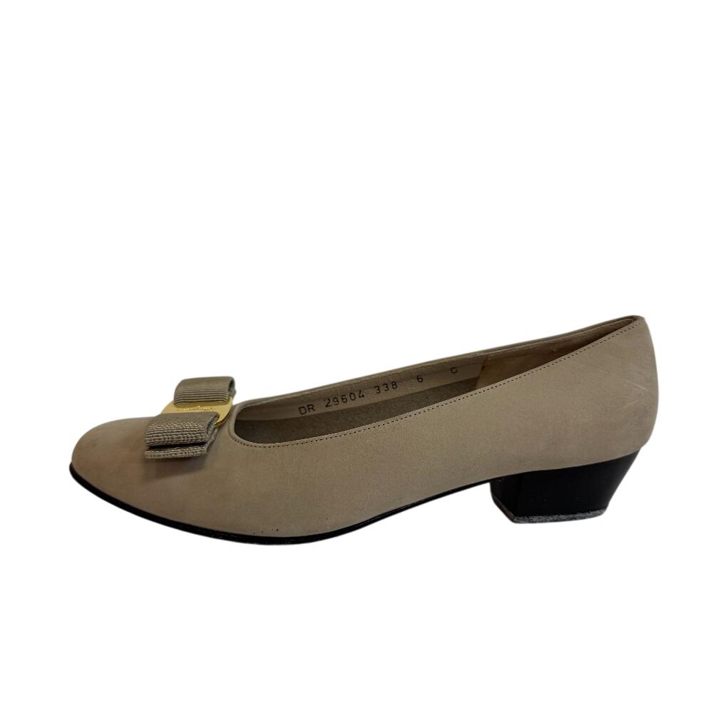 Salvatore Ferragamo suede Vara ribbon pumps beige suede Women Used