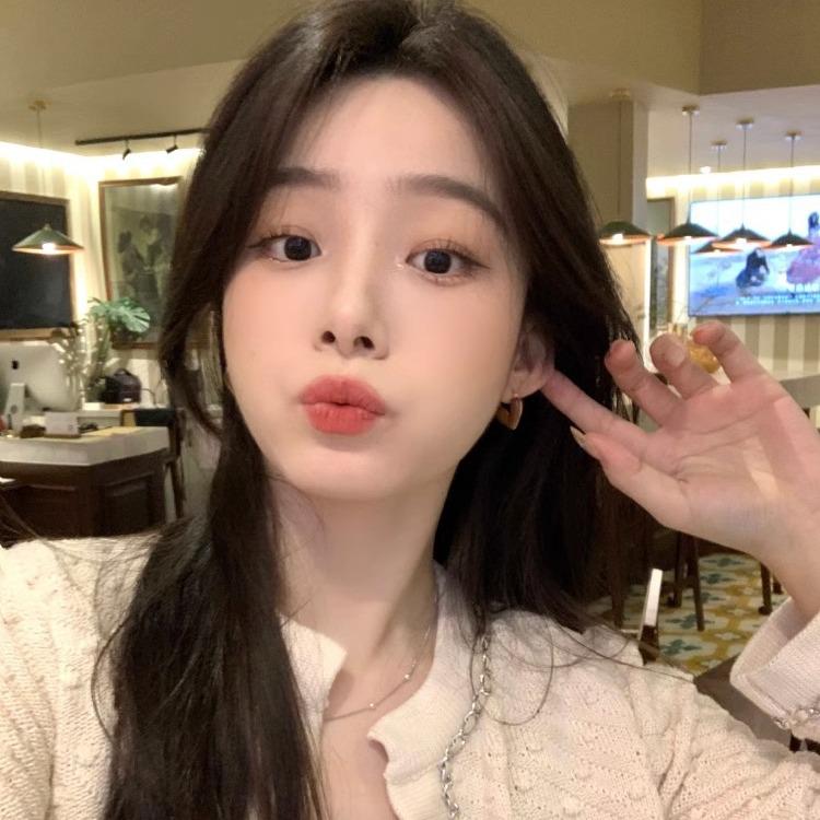 Maillard Love Heart Pearl Stud Earrings: Niche, High-End Design for Women, 2024.