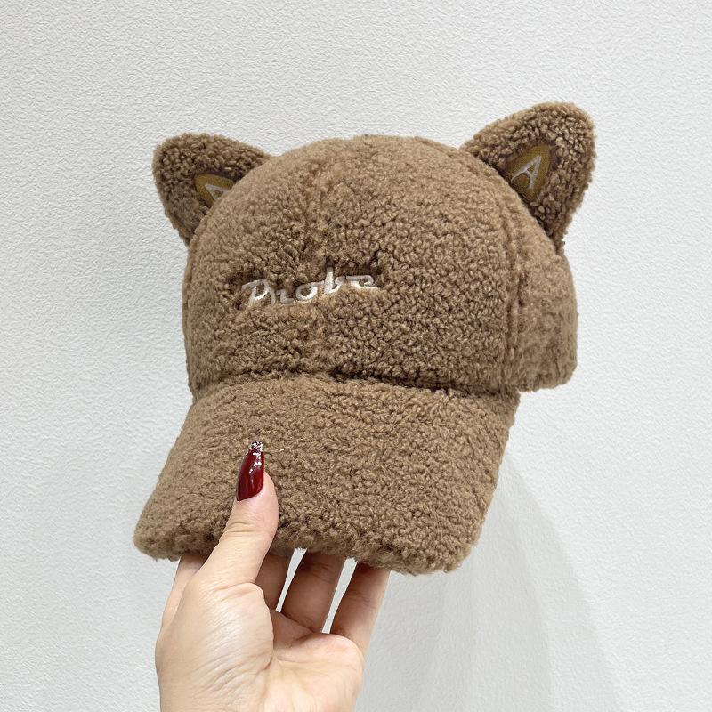 

Уютная, теплая, уютная бейсболка с вышитыми ушками кролика и сердечками - регулируемая, ветрозащитная плюшевая зимняя шапка для женщин adjustable темно-коричневого