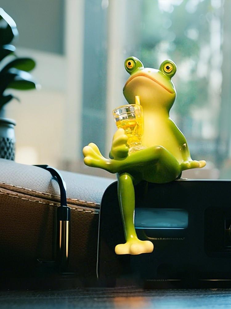 Funny Drinking Frog Statue Flower Pot Hugger Resin Hanging Frog Figurine Planter Hugger Plant Decorations for Pots
