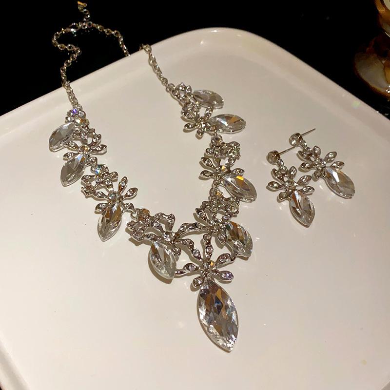 Retro Rhinestone Floral Jewelry Set: Elegant Stud Earrings & Luxury Clavicle Necklace