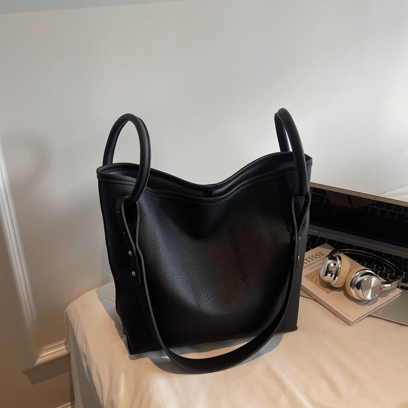 Simple and popular retro small bags, winter new women s bags, high-value messenger bags, niche bucket bags