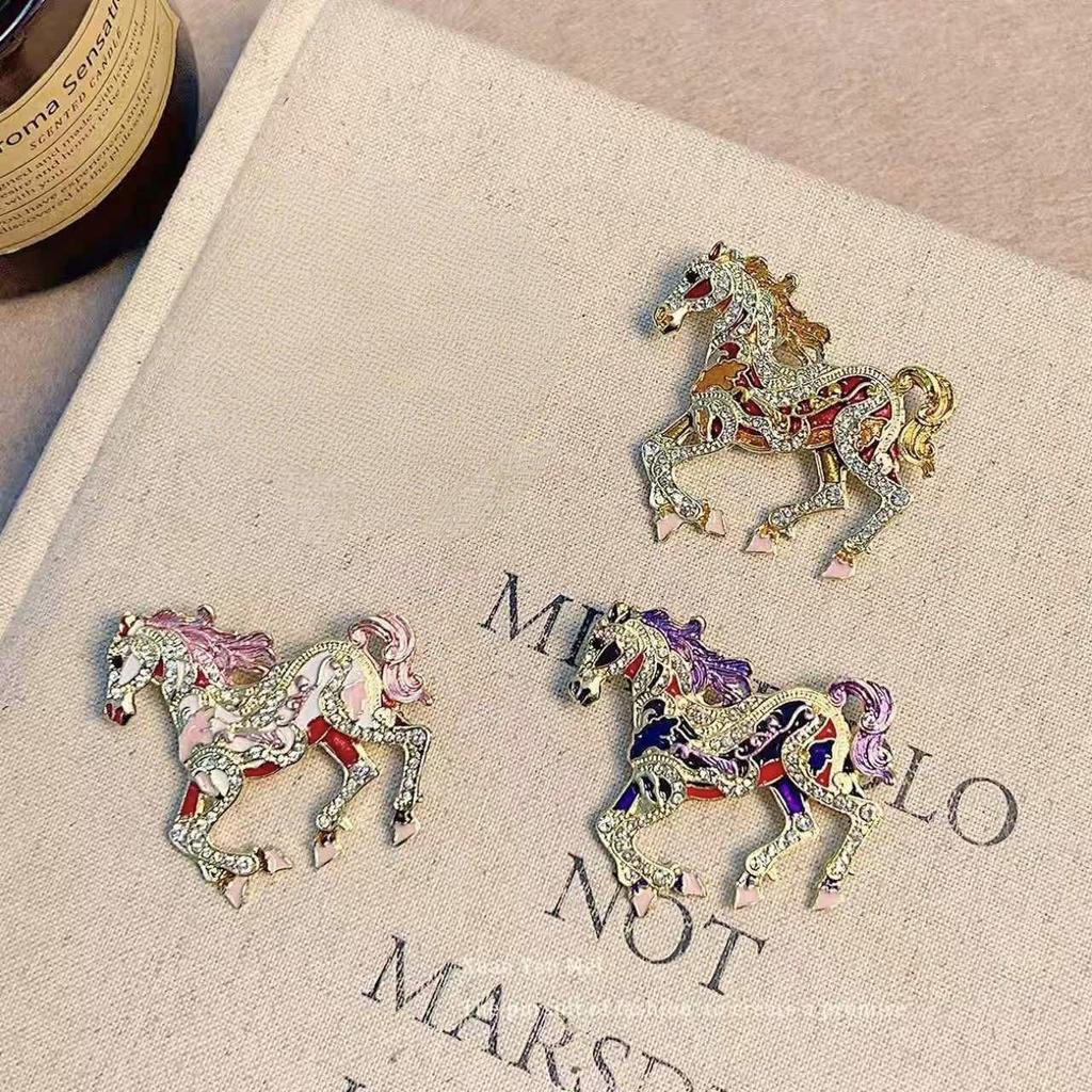 Exquisite Rhinestone Retro Horse Brooch - Zodiac Lapel Pin for Coats and Suits, Perfect New Year Gift